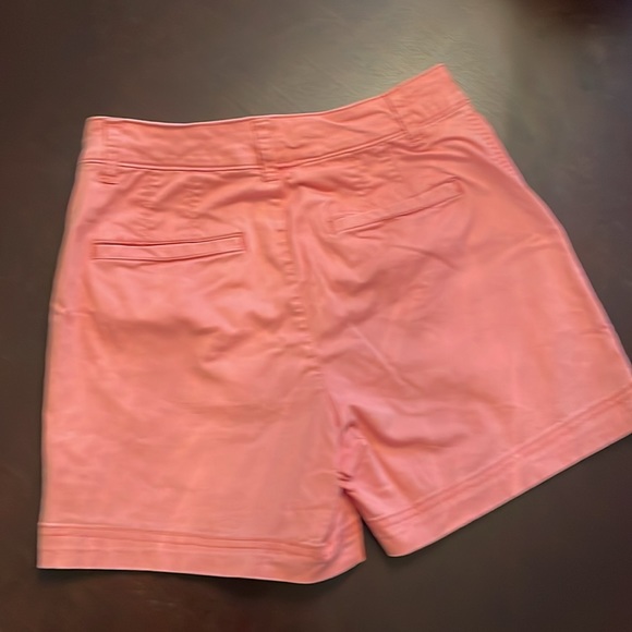 Ladies GAP Girlfriend khaki shorts - Picture 2 of 2